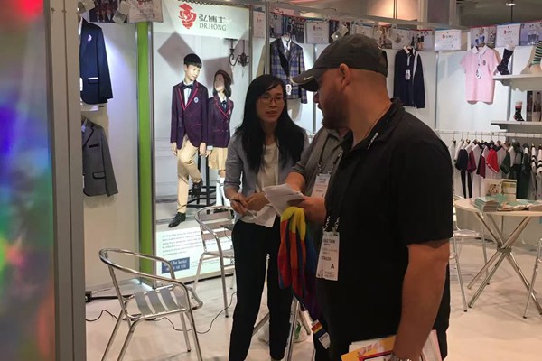 International clients in conversation at a trade show