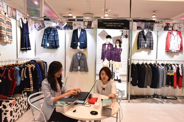 International clients in conversation at a trade show