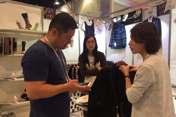 International clients in conversation at a trade show