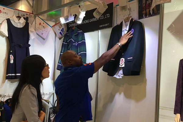 International clients in conversation at a trade show